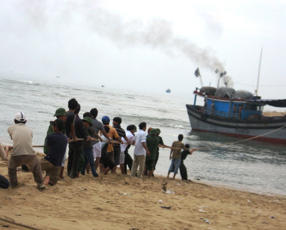 Tàu cá ngư dân hoạt động ngoài khơi luôn gặp nhiều rủi ro (ảnh minh họa)