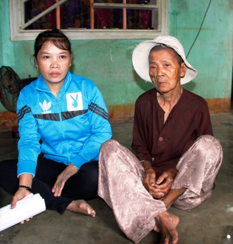 Bà Quạ và con gái đang gánh số nợ hơn 20 triệu đồng vì tin lời bà Quản