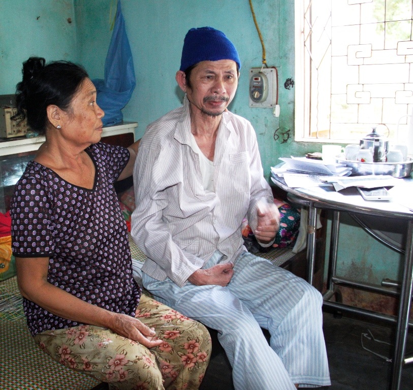 Bà Oanh đang nuôi chồng bị tai biến nằm liệt giường và phải gánh số nợ ngân hàng đòi