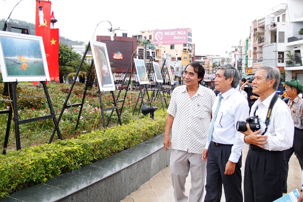 Lãnh đạo tỉnh Bình Định và đông đảo công chúng tham gia Triển lãm ảnh