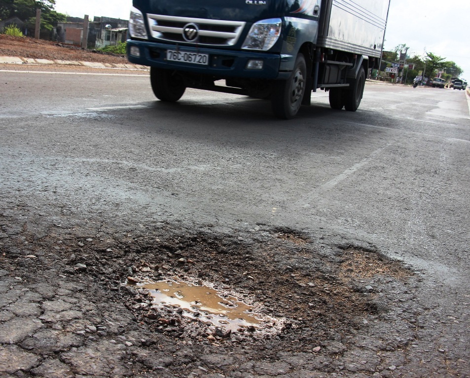 Mặt đường QL1 đoạn qua huyện Phù Cát (Bình Định) bị bong tróc