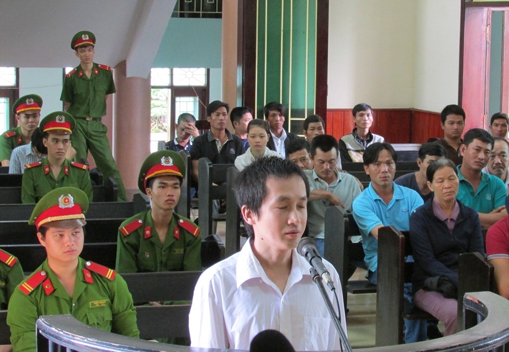 Nhậu xong đánh lộn, một công nhân bị đâm chết - 1 Bị cáo Lê Minh Sơn tại tòa