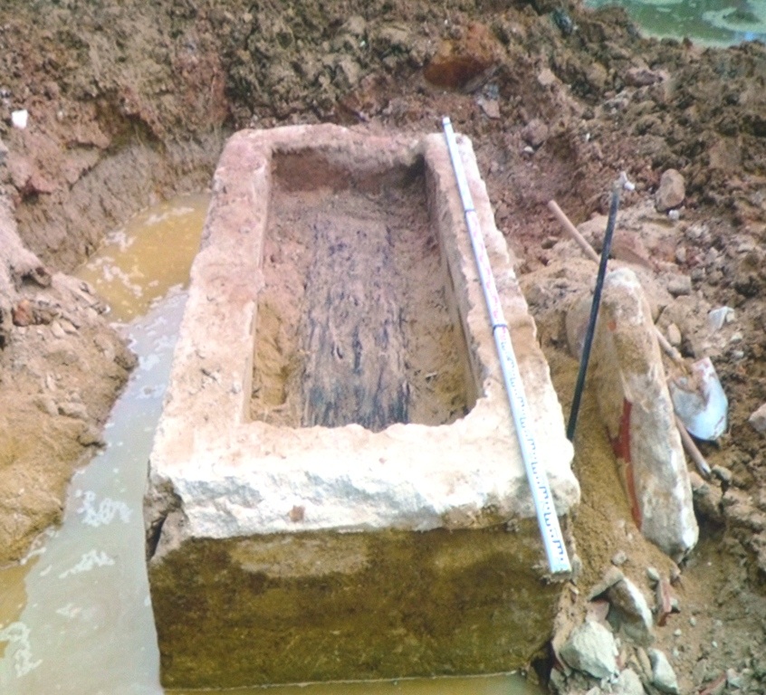 Quan tài làm bằng gỗ, quách bằng hỗn hợp vôi vữa, mật, chất dẽo... dự đoán ngôi mộ cổ có niên đại thế kỷ XIX