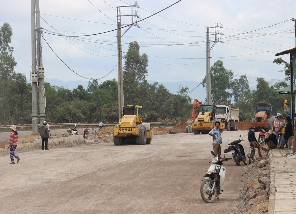 Nhiều hộ dân khu vực Phú Sơn (phường Nhơn Hòa, thị xã An Nhơn) đổ ra đường ngăn không cho đơn thị thi công QL19