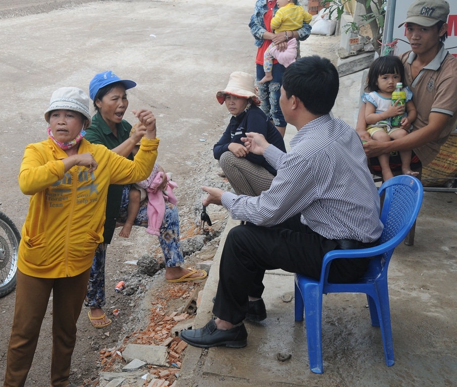 Dân đổ ra đường cản trở công nhân thi công QL19 - 2 Người dân bức xúc phản ánh với báo chí