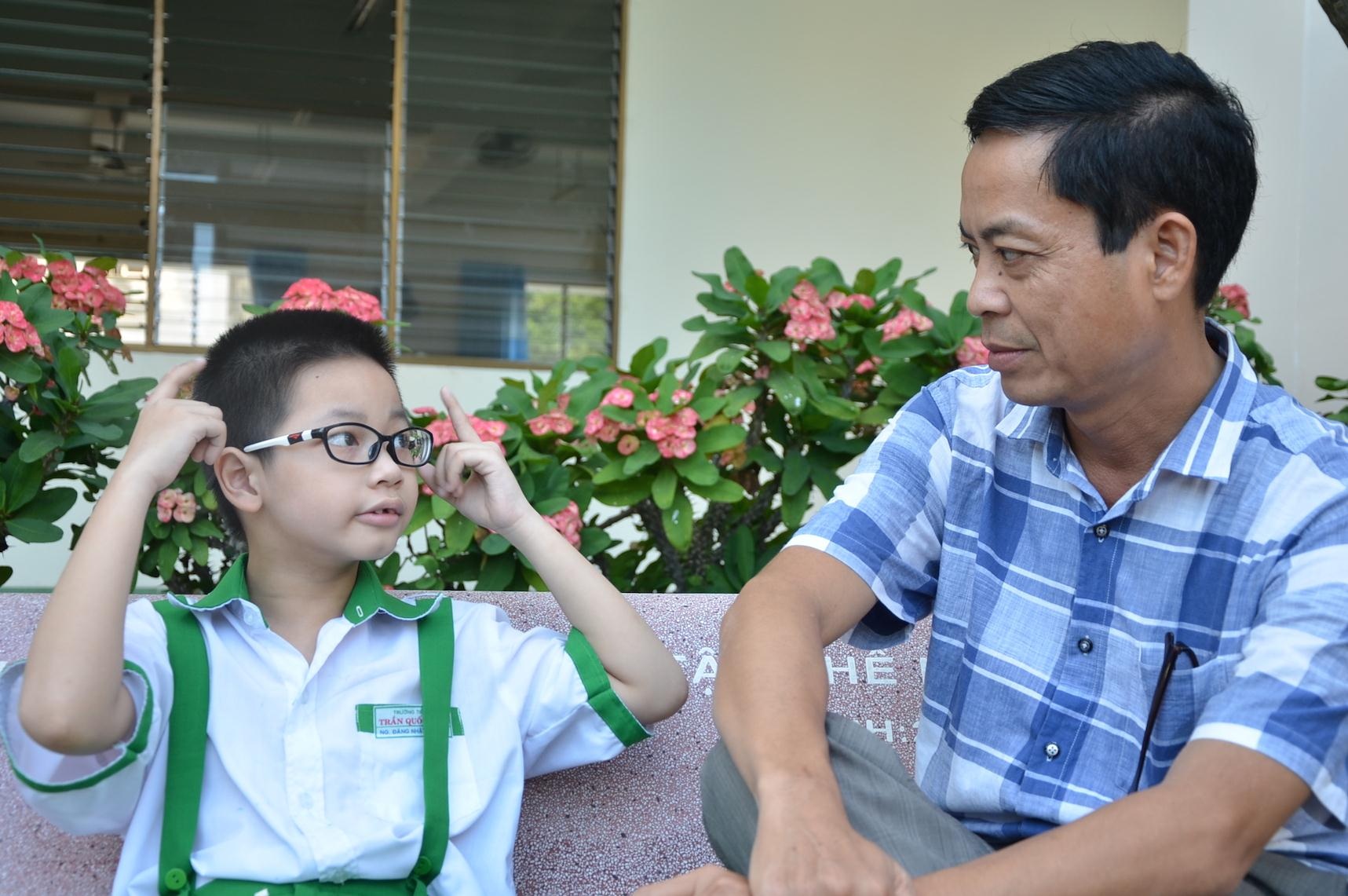 Nhật Minh khiến Th.S Nguyễn Minh Hà (học bổng Fullbright, chuyên ngành giảng dạy tiếng Anh, ĐH Illinois, Mỹ), hiện đang là Tổ trưởng Tổ Ngoại ngữ Trường THPT chuyên Lê Quý Đôn (Bình Định), rất bất ngờ về khả năng tiếng Anh của mình.