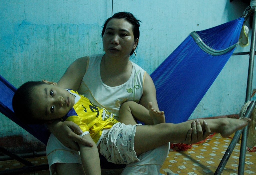 
Chị Ngà vừa nói vừa khóc khi kể về con trai 5 tuổi của mình bị bại não 
