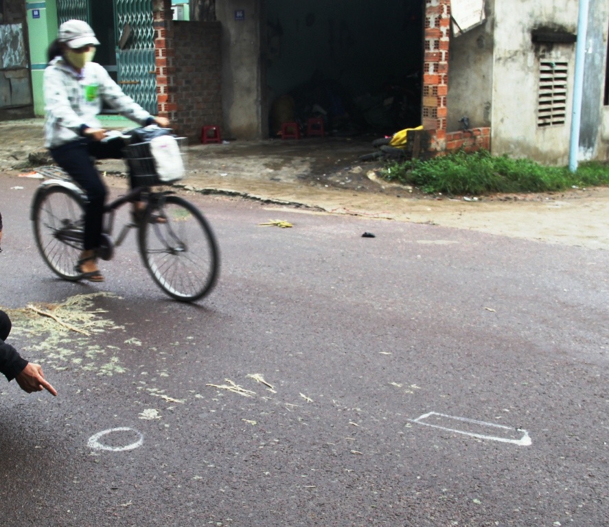 Hiện trường người dân khu vực Kim Châu (thị xã An Nhơn), phát hiện anh Hóa bị bắn chết