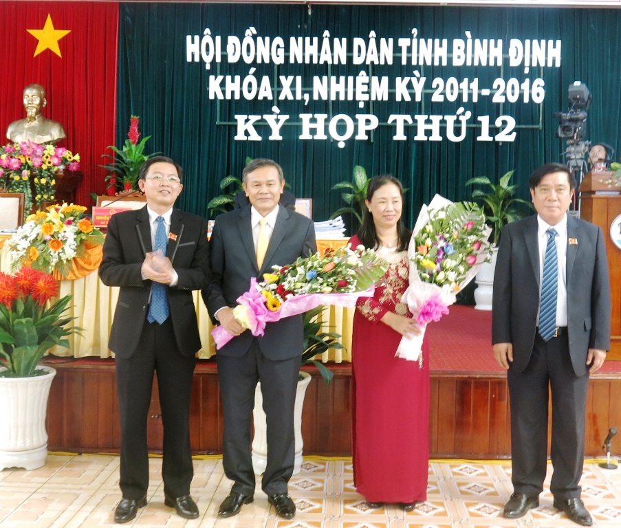 Bình Định bầu bổ sung 2 chức danh Phó Chủ tịch tỉnh - 3 Trước đó, các đại biểu HĐND tỉnh Bình Định cũng đã biểu quyết miễn nhiệm chức danh Phó Chủ tịch UBND tỉnh nhiệm kỳ 2011-2016 đối với ông Mai Thanh Thắng và bà Trần Thị Thu Hà.
