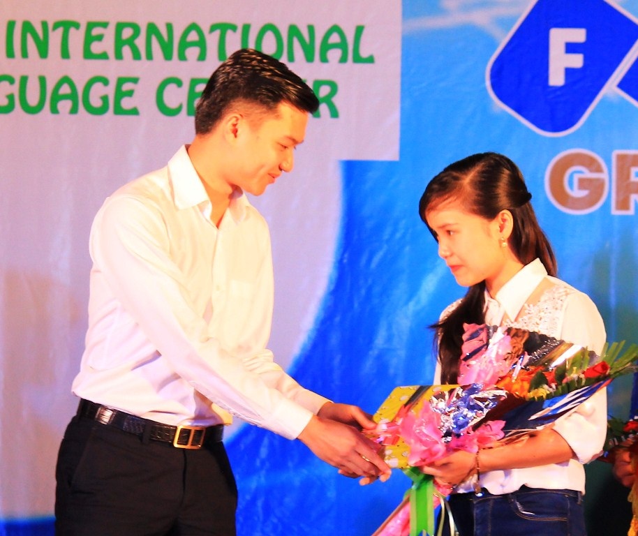 Bí thư Tỉnh đoàn Bình Định, anh Nguyễn Minh Triết trao quà cho sinh viên đạt Giải thưởng Sao Tháng Giêng