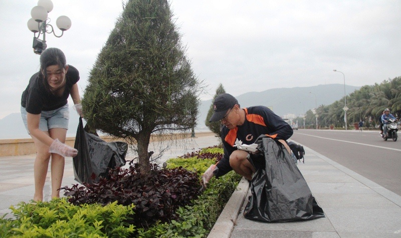Tình nguyện viên quốc tế dọn rác ở bãi biển Quy Nhơn - 2 Nhóm tình nguyện viên đi từng bồn hoa dọc đường phố nhặt từ vỏ lon, túi nilong làm đẹp thành phố