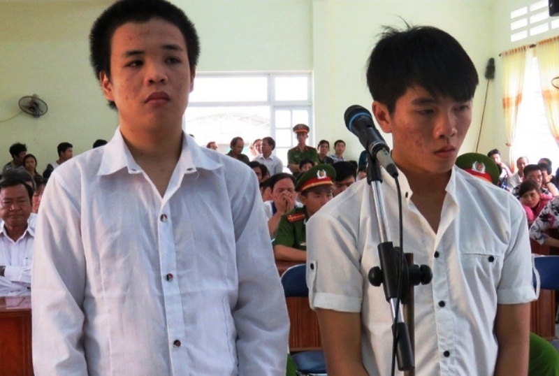 Hai kẻ bắt cóc con hàng xóm để tống tiền… chia nhau 25 năm tù - 1 Bị cáo Hào (trái) và Dũng trước tòa