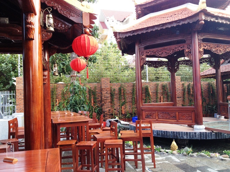 Bên trong nhà hàng gỗ Tuy Hòa Xưa được xây dựng với nhiều gỗ quý  