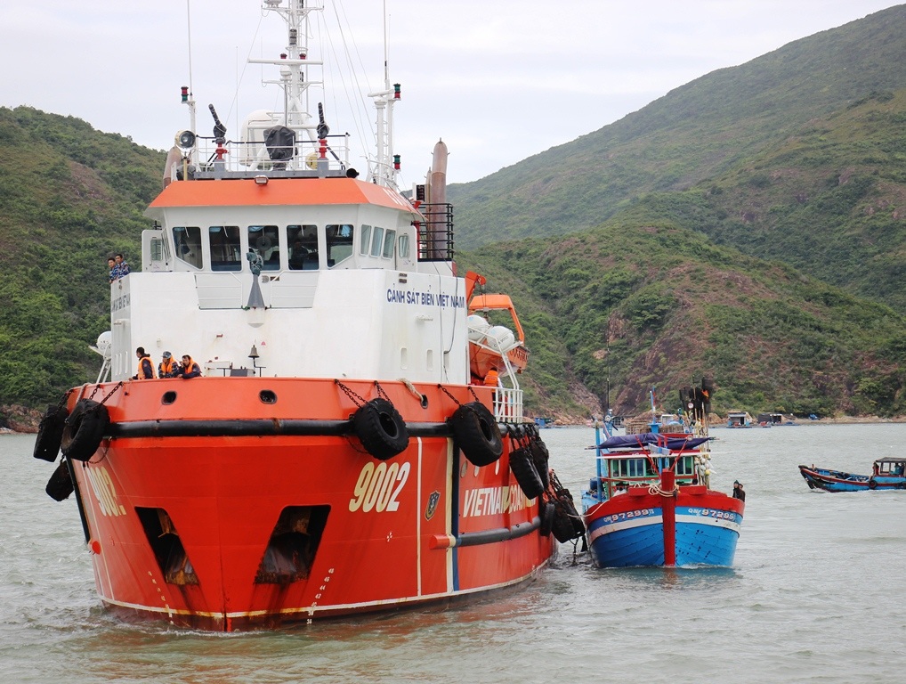 Tàu CSB 9002, Hải đội 201 lai dắt cứu tàu bị nạn QNg 97299 TS cùng 10 ngư dân trên tàu vào cảng Hải đoàn 48 (TP Quy Nhơn, Bình Định).