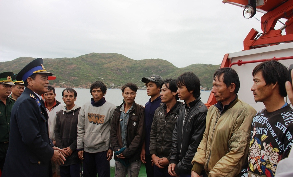 10 ngư dân trên tàu bị nạn được tàu CSB 9002 cứu đưa vào đất liền an toàn