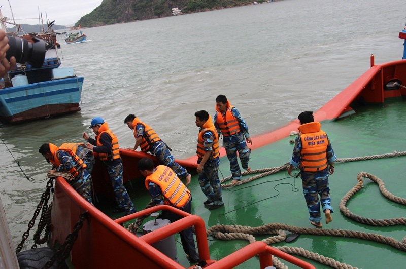 Các chiến sĩ tàu CSB 9002 đang neo tàu cập cảng Hải đoàn 48 (TP Quy Nhơn)