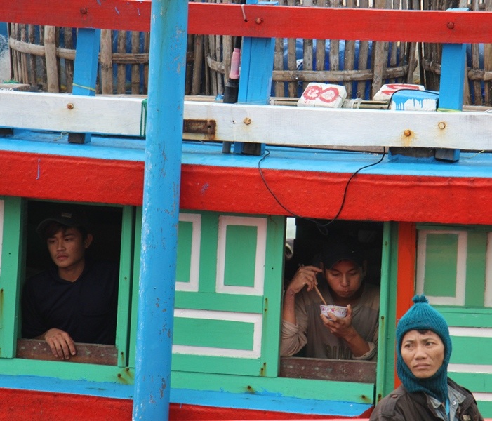 Ngư dân chưa hết bàng hoàng khi tàu vào bờ