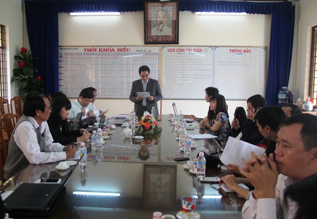 Hiệu trưởng Trường THPT chuyên Lê Quý Đôn (Bình Định), ông Phạm Quang Bắc chủ trì buổi làm việc với báo chí liên quan đến vụ thầy giáo định mổ bụng để phản đối sai phạm