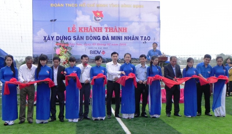 Trao học bổng Vừ A Dính cho học sinh đồng bào dân tộc - 1 Bàn giao sân bóng mini công trình do Tỉnh đoàn Bình Định thực hiện nhằm phát triển phong trào thể dục thể thao trong ĐVTN