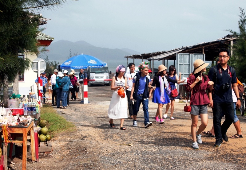 Phú Yên: Gành Đá Đĩa hút khách ngày đầu năm - 2 Du khách nườm nượp đổ về các điểm du lịch ở Phú Yên dịp Tết