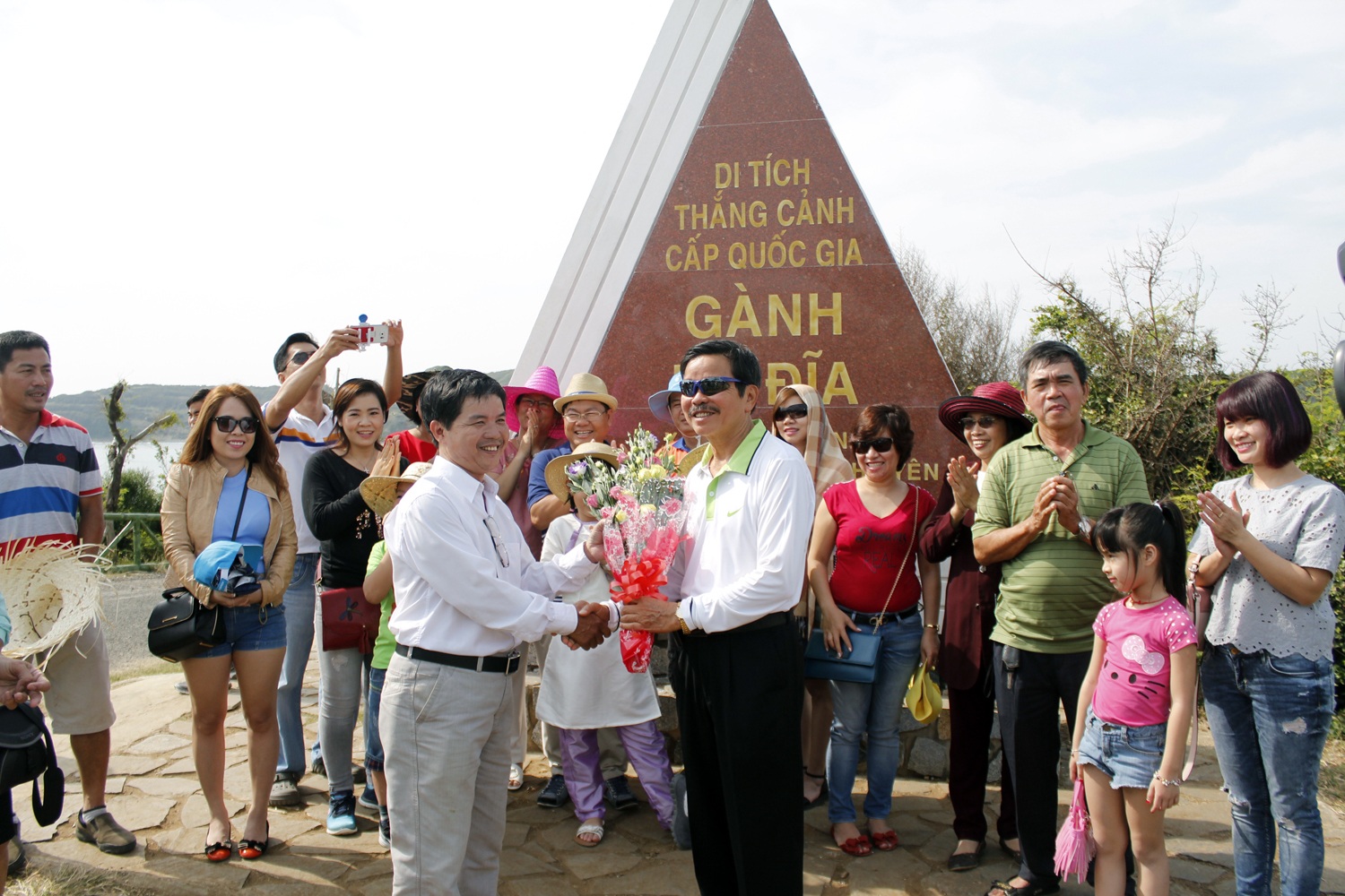 Phú Yên: Gành Đá Đĩa hút khách ngày đầu năm - 7 Ông Nguyễn Danh Hạnh, Trường BQL Di tích Phú Yên tặng hoa cho ông Nguyễn Văn Tâm, Phó Chủ tịch Hội Doanh nghiệp TP Hồ Chí Minh trong đoàn caraval đến tham quan gành Đá Đĩa sáng mùng 4 Tết