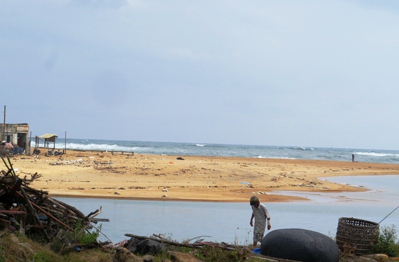 Cát bồi lấp cửa biển bít lối ra vào của tàu thuyền 