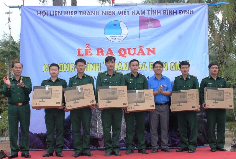 Ban tổ chức tặng 6 bộ máy vi tính cho các đồn biên phòng trên địa bàn tỉnh Bình Định