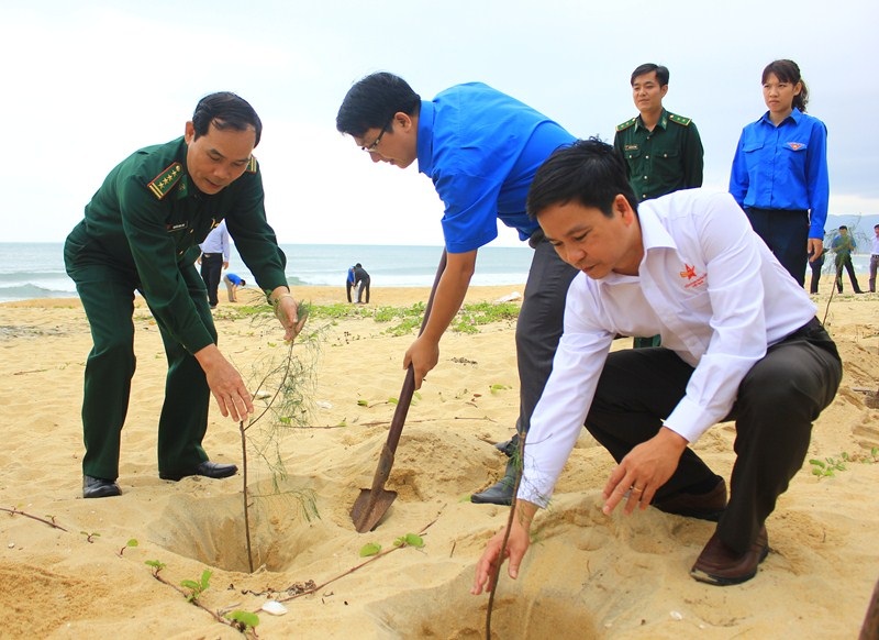 Ra quân trồng cây xanh bảo vệ dọc bờ biển xã Cát Khánh