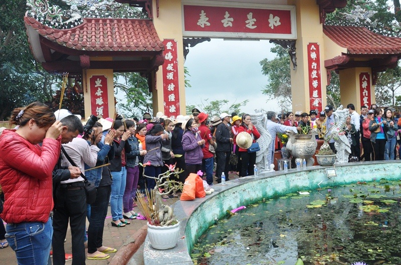 Bình Định: Hàng vạn người chen chân lên chùa Linh Phong cầu may - 4
Đây được xem là ngôi chùa cổ rất đẹp và nổi tiếng linh thiêng cầu gì được nấy