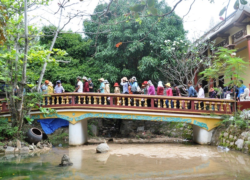 Bình Định: Hàng vạn người chen chân lên chùa Linh Phong cầu may - 5 Người dân, du khách đến chùa không chỉ cầu may mà còn để du xuân