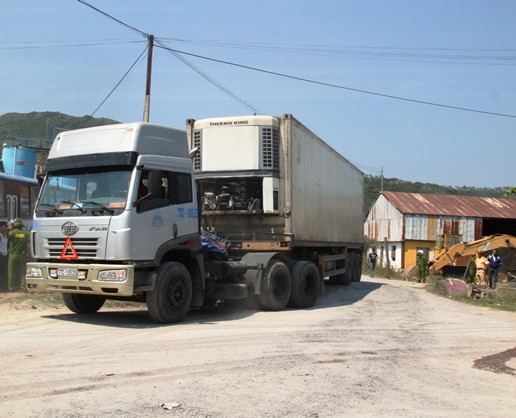 Xe container được cơ quan chức năng cưỡng chế ra khỏi trạm cân