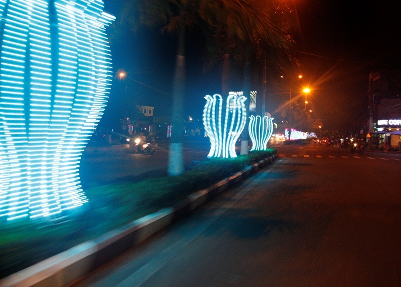 
Trong khi tại Trung tâm Văn hóa tỉnh Bình Định tổ chức hưởng ứng giờ trái đất thì thực tế người dân thành phố vẫn sử dụng điện, các tuyến phố vẫn sáng trưng (ảnh Doãn Công)
