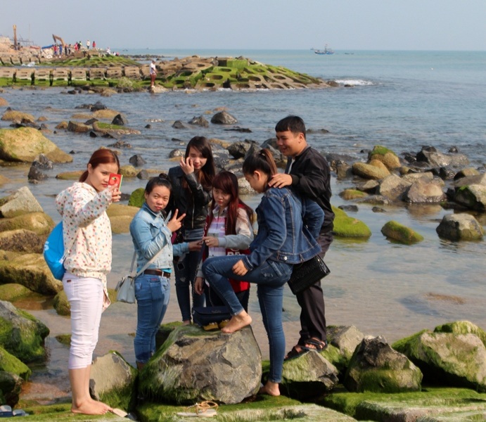 Giới trẻ hứng thú với bờ kè chắn sóng phủ kín rêu xanh ngắt