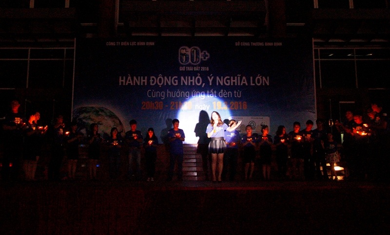 Người dân tỉnh Bình Định hưởng ứng giờ trái đất (ảnh Doãn Công)