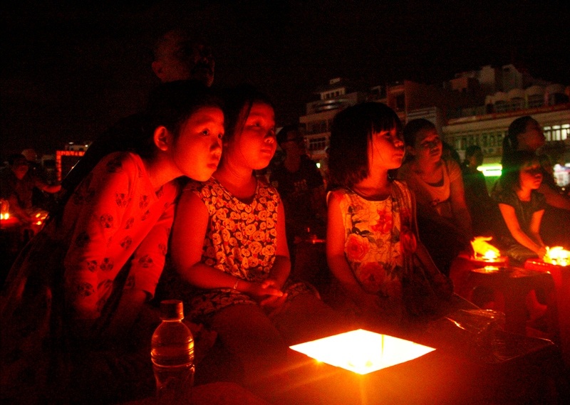 Nhiều em thiếu nhi tham gia chương trình hưởng ứng Giờ trái đất - 2016 (ảnh Doãn Công)