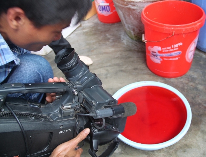 Chỉ cần một ít bột màu đỏ này có thể pha một chậu nước đỏ au