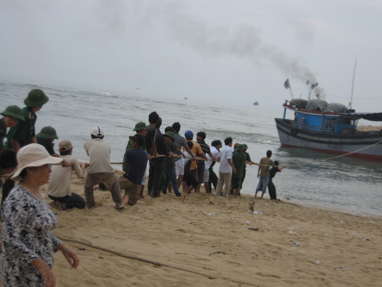 Liên tiếp nhiều tàu cá ngư dân Bình Định và Phú Yên mắc cạn do cửa biển bồi lấp nghiêm trọng