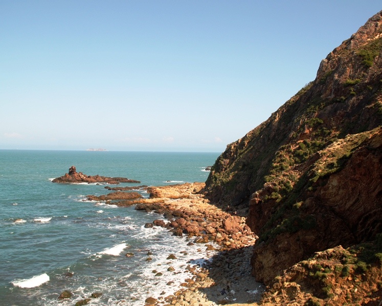 Một bên dải núi ôm gọn Eo Gió