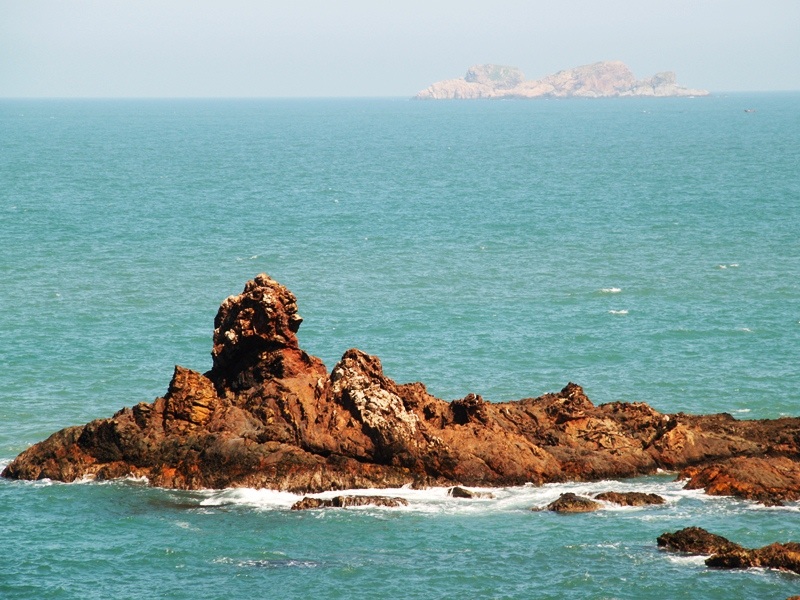 Những hòn đá nhấp nhô giữa biển tạo nên những hình thù kỳ quái