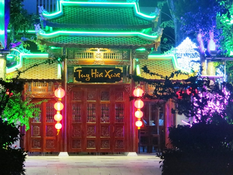 Nhà hàng Tuy Hòa Xưa về đêm