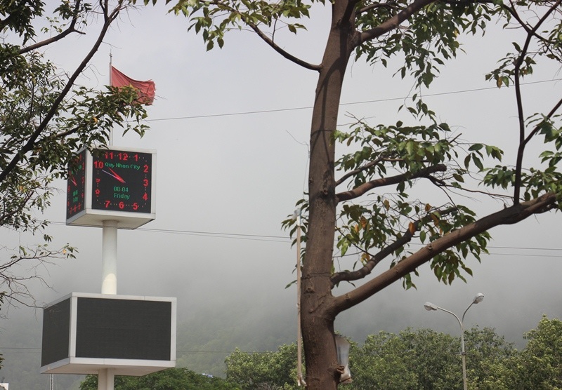 Sương mù xuất hiện dày đặc bất thường giữa trưa ở TP Quy Nhơn