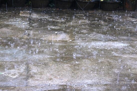 Nhà cửa tan hoang sau trận mưa đá kèm lốc xoáy kéo dài cả tiếng - 1 Mưa đá kèm theo lốc xoáy tại huyện Hoài Ân (Bình Định)