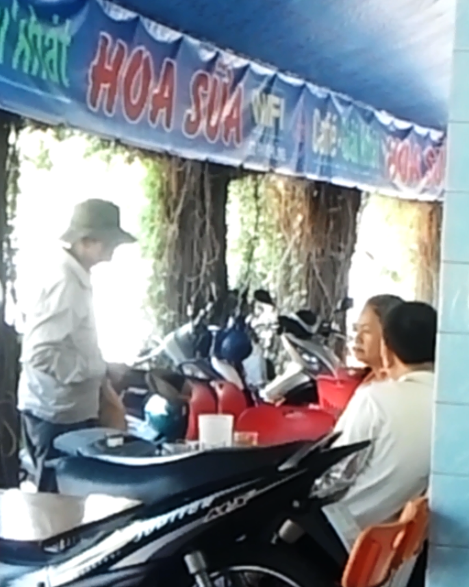 Dẹp nạn ăn xin, gom người lang thang, cơ nhỡ - 3 Mỗi sáng một cụ ông khoảng ngoài 70 đi nhiều tuyến đường phố xin tiền khách uống cà phê