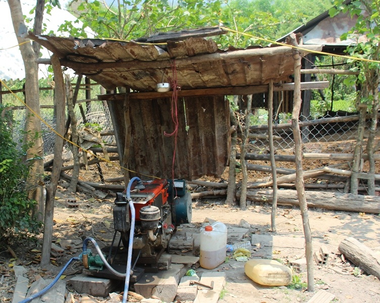 Người dân nào có điều kiện thì tự mua máy phát điện rồi 3-4 gia đình chung tiền mua dầu để thắp sáng