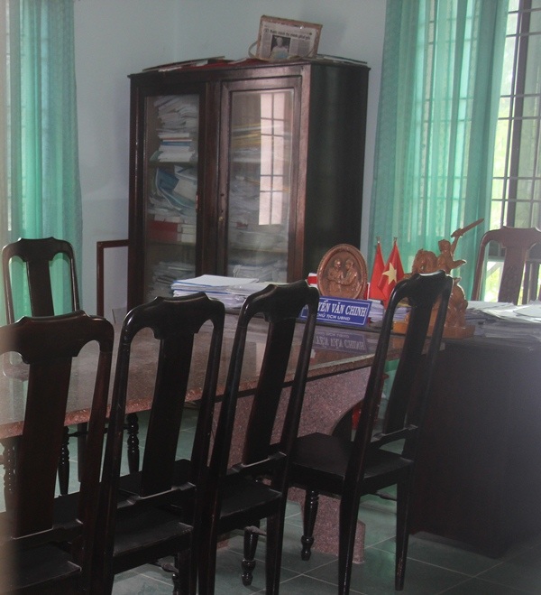 Phòng chủ tịch xã đóng cửa vì họp dưới tỉnh
