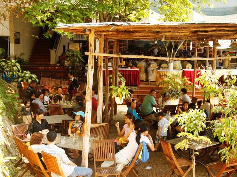 Các nhà hàng, quá cà phê đông kín du khách