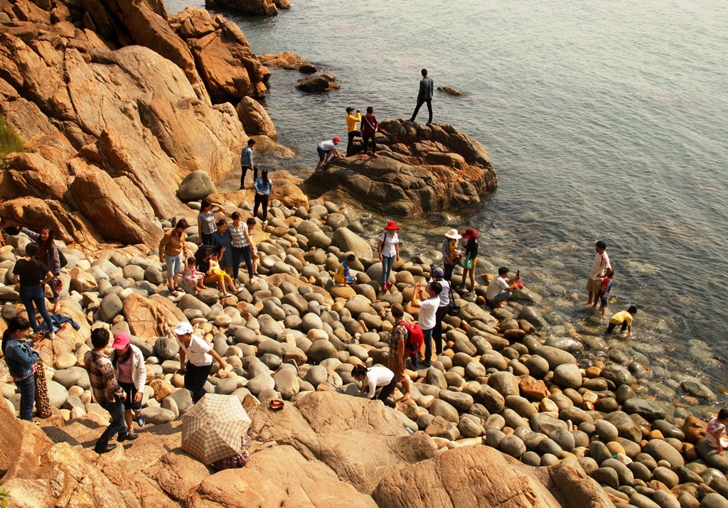 Du khách đổ về bãi tắm Hoàng Hậu (TP Quy Nhơn)