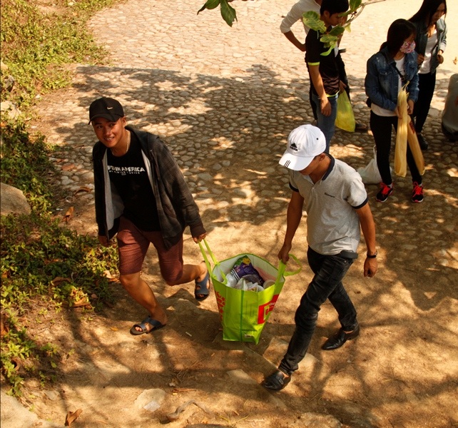 Các bạn trẻ chuẩn bị đồ ăn, thức uống cho ngày nghỉ lễ đầu tiên