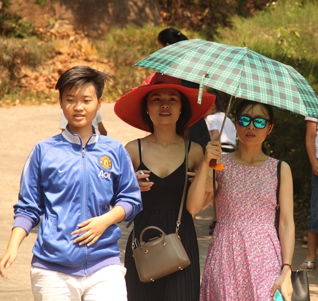 Nhiều cô gái che dù diện váy đẹp du lịch