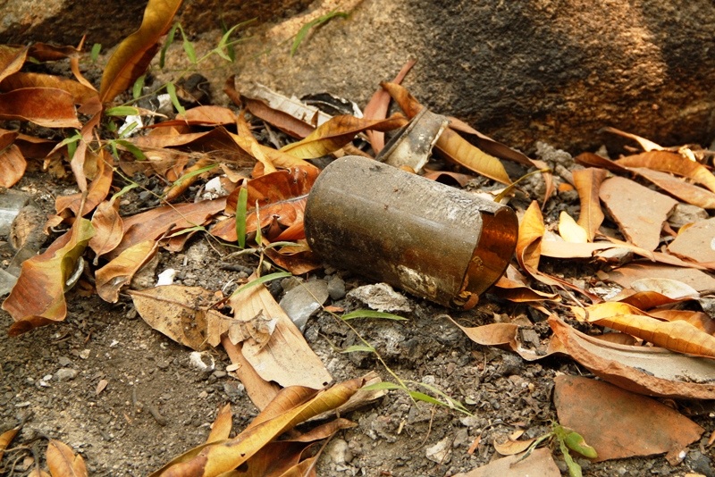 Vỏ chai rượu bằng thủy tinh vỡ vứt bừa bãi trong khuôn viên khu du lịch rất nguy hiểm